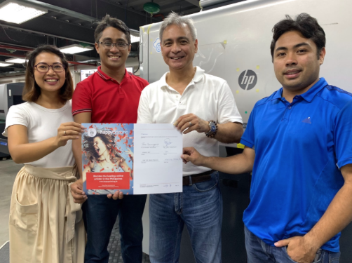 In the picture: Tomas Carunungan III with family and colleagues of Nitto Printing in Manilla.